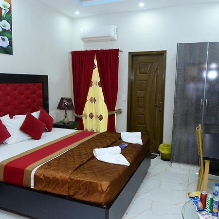 Hotel Deluxe Лахор Экстерьер фото
