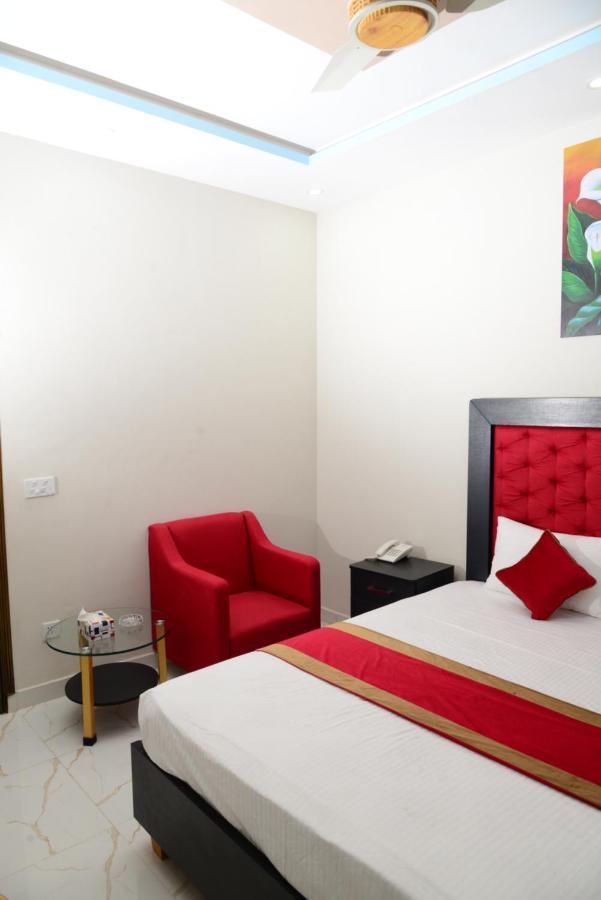Hotel Deluxe Лахор Экстерьер фото