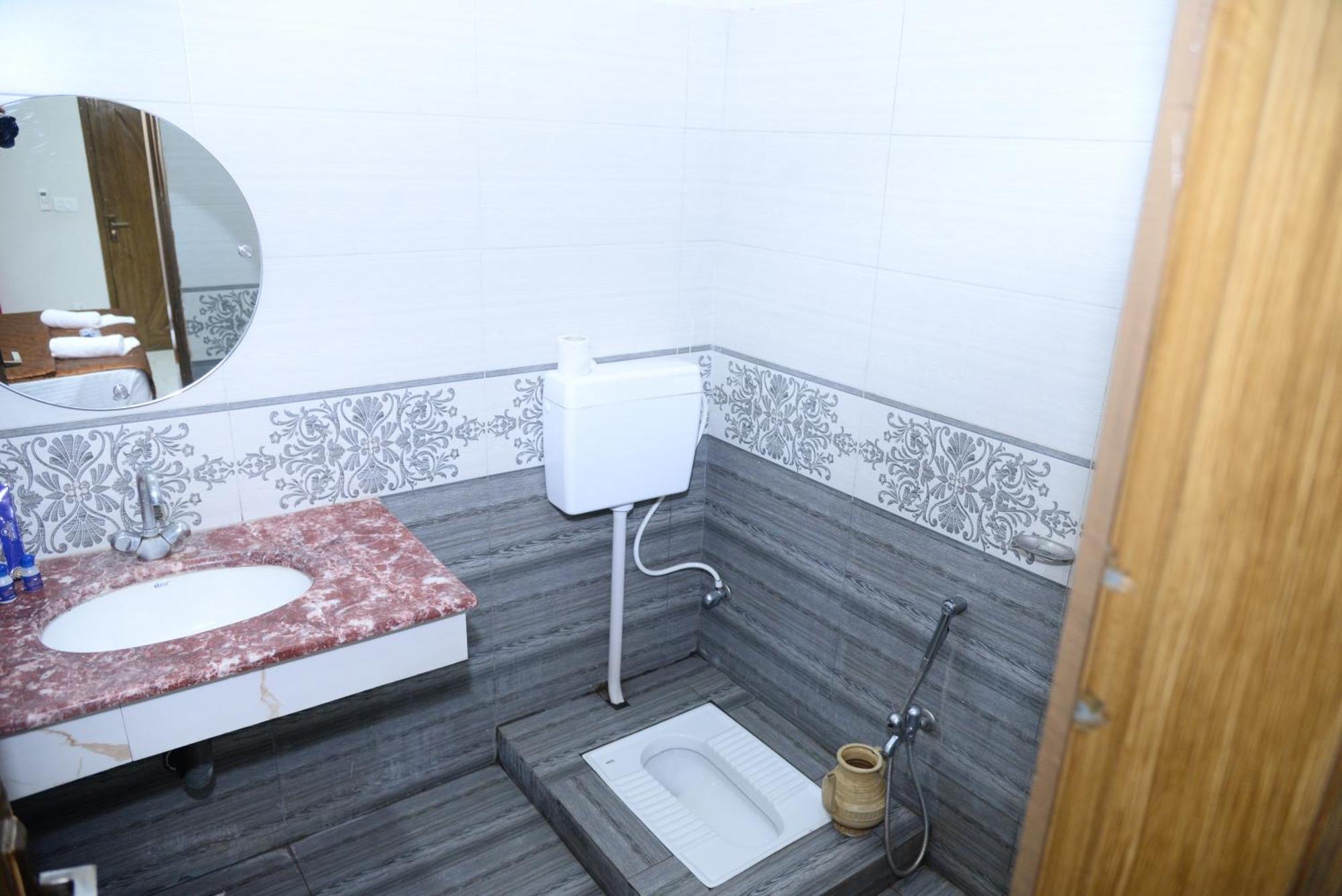 Hotel Deluxe Лахор Экстерьер фото