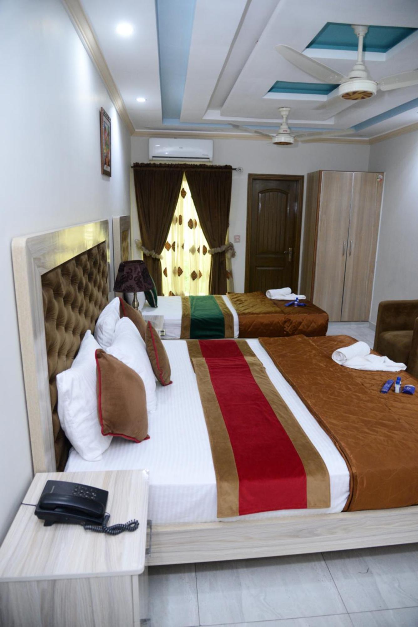 Hotel Deluxe Лахор Экстерьер фото