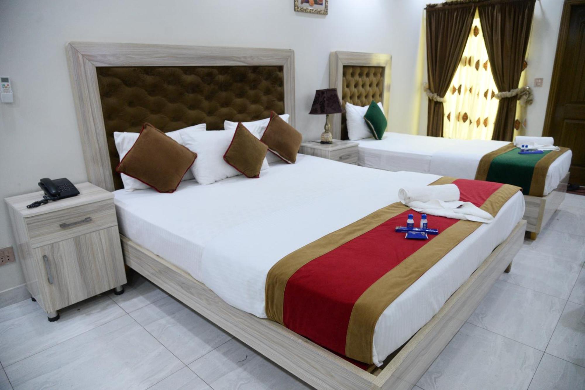 Hotel Deluxe Лахор Экстерьер фото