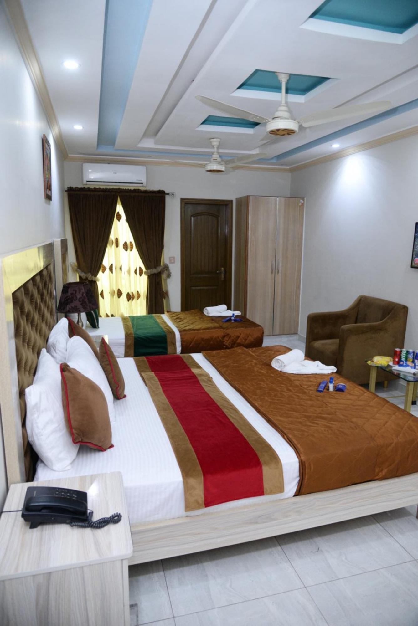 Hotel Deluxe Лахор Экстерьер фото